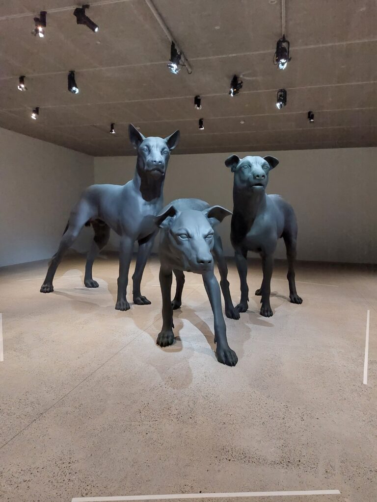 Ron Mueck, Untitled (Three Dog), 2023. Fondation Cartier pour l’art contemporain, Paris