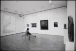 Giorgio Colombo, Salvo a Project ‘74 nella sala del Wallraf-Richartz Museum in cui espone il suo San Martino e il povero (1973) fra opere di arte antica, mentre contempla il Ritratto di erudito (1644) di Rembrandt, Colonia 1974. Photo © Giorgio Colombo, Milano. Per gentile concessione dell’autore