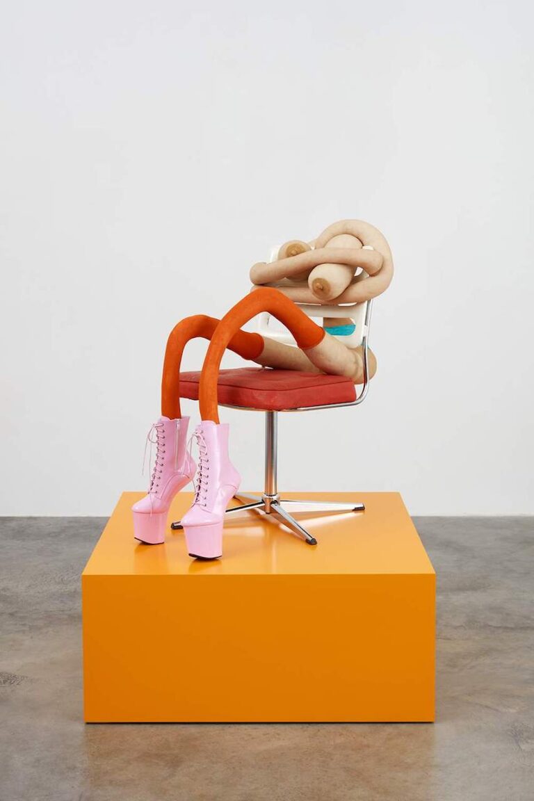 Sarah Lucas, HONEY PIE, 2020, Collection Frank Gallipoli. Courtesy Sadie Coles HQ. Photo Robert Glowacki