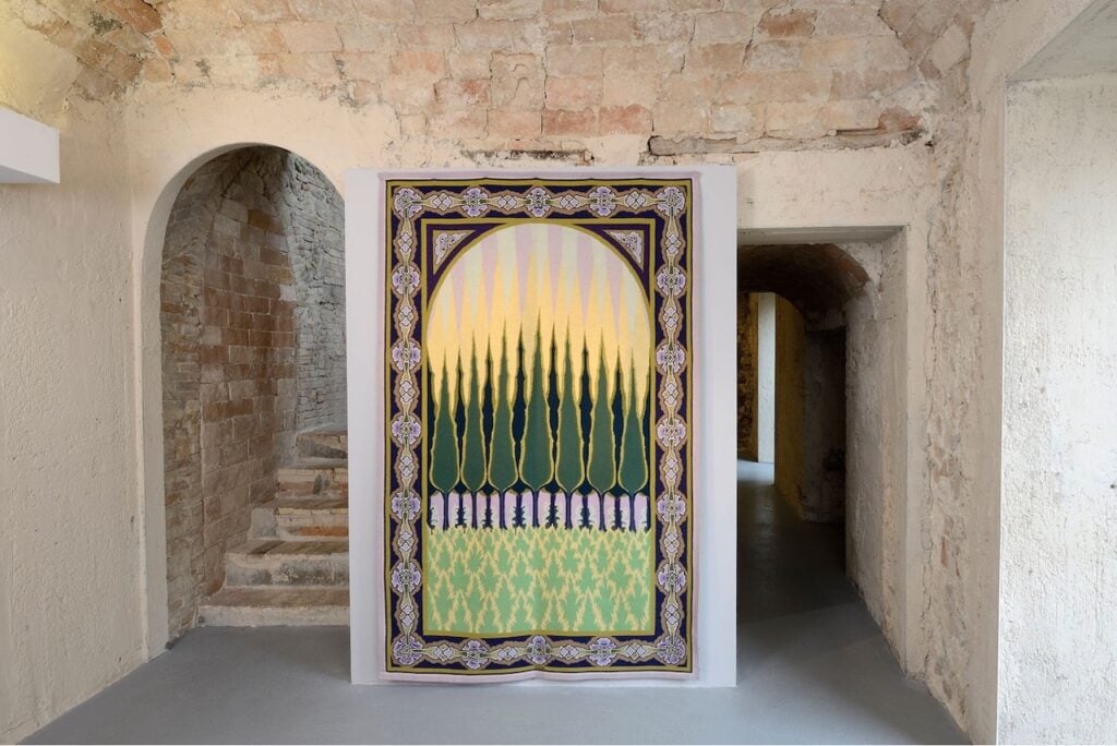 Sul filo dell’immagine. Trame dell’arazzo contemporaneo, a cura di Simone Ciglia, Fondazione Malvina Menegaz, Castelbasso 2019. Photo Gino Di Paolo