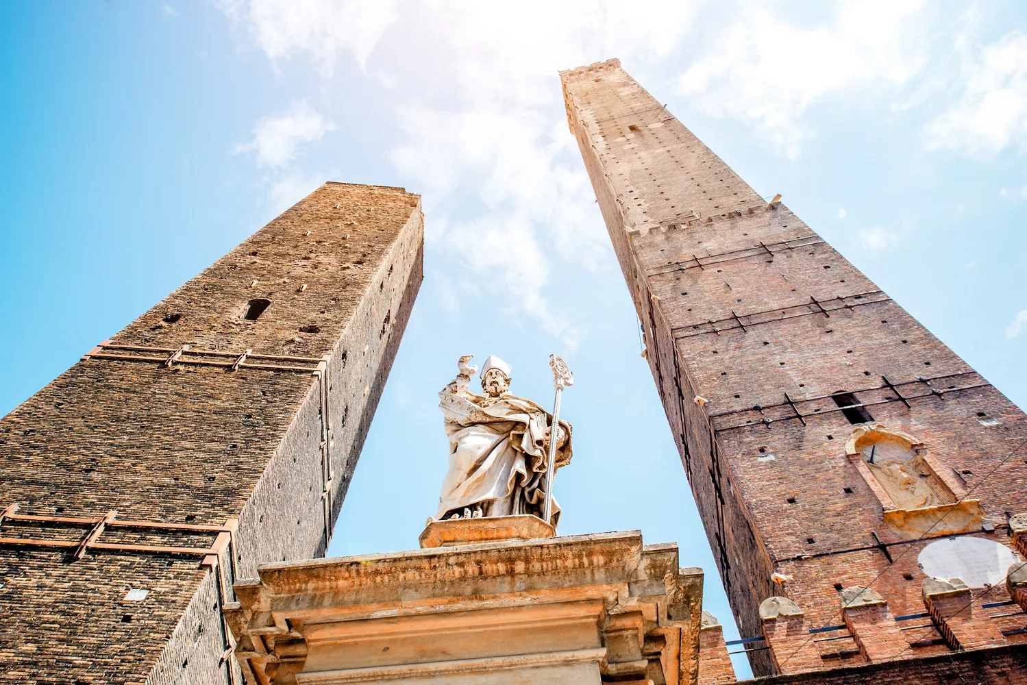 Torre Garisenda a Bologna via italia.it