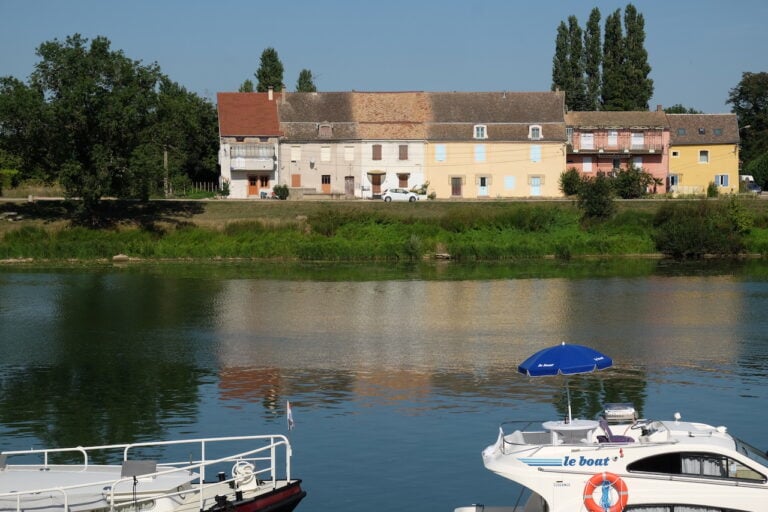 Tournus si afaccia sulle rive della Saône. ©Photo Dario Bragaglia