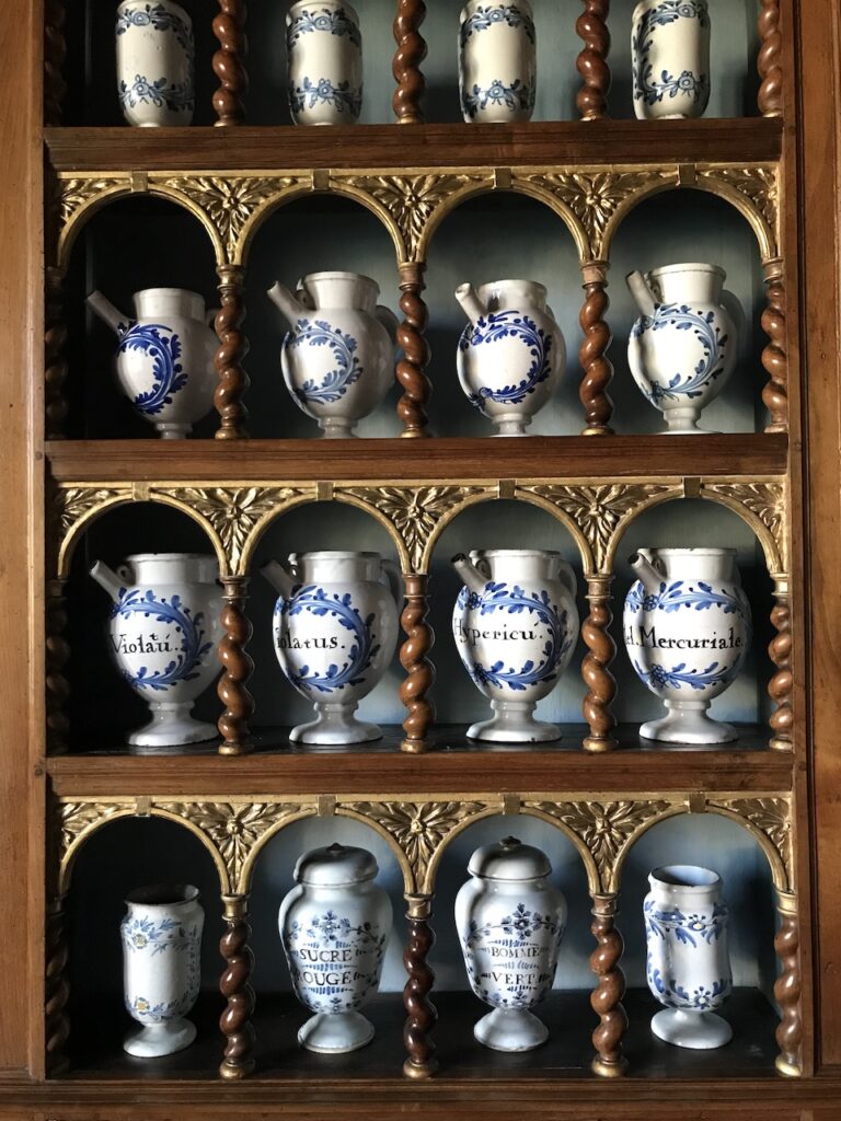Tournus. Vasi della farmacia storica dell'Hôtel Dieu. ©Photo Dario Bragaglia