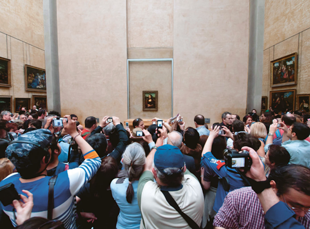 Visitatori al Louvre di fronte alla Gioconda