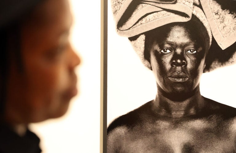 Videointervista all’artista e attivista Zanele Muholi: “Quante immagini di persone nere vedete nelle vostre tv?”