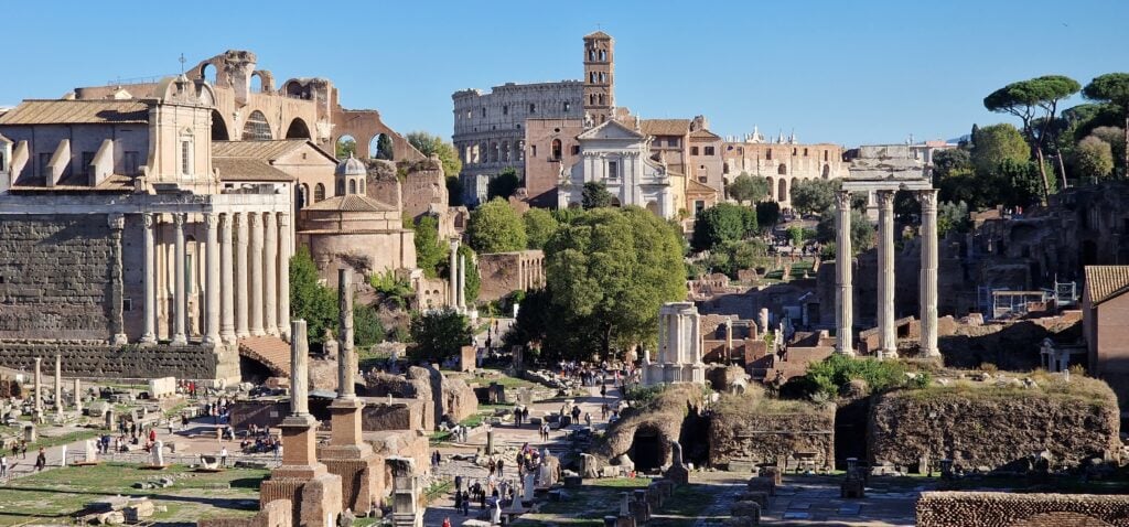 holger woizick Rd8k7PT3IXw unsplash Gli architetti di Labics trasformano i percorsi pedonali dei Fori Imperiali a Roma