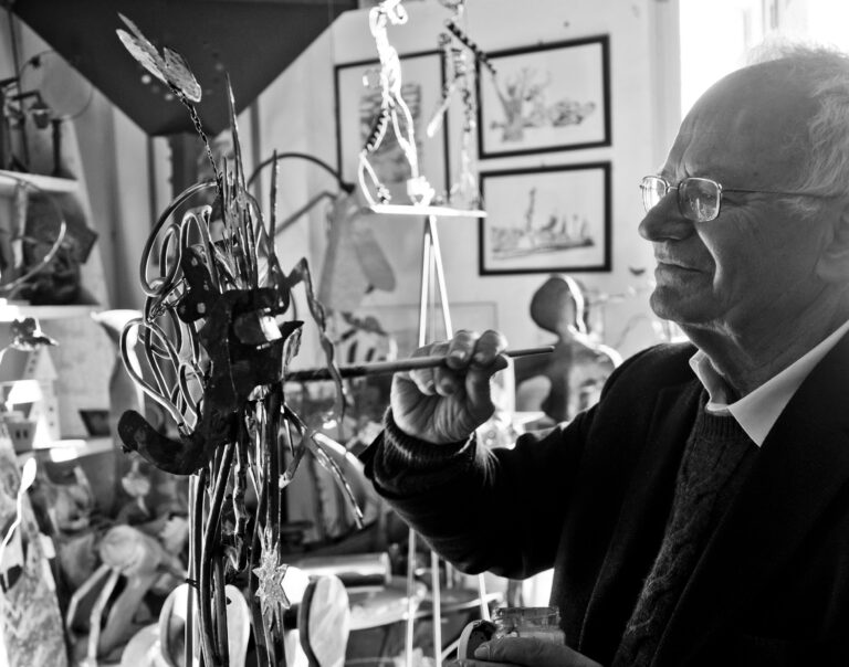MAXXI, Riccardo Dalisi, Riccardo Dalisi nel suo studio Napoli, ph. Fulvio Cutolo, Courtesy Archivio Riccardo Dalisi