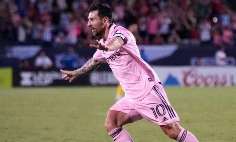 Adidas, Lionel Messi con la maglia #10 Rosa