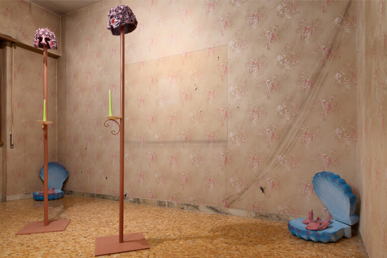 Alberto Maggini, Le origini dlle buone maniere a tavola, installation view at Casa Vuota, Roma, 2023. Photo Eleonora Cerri Pecorella