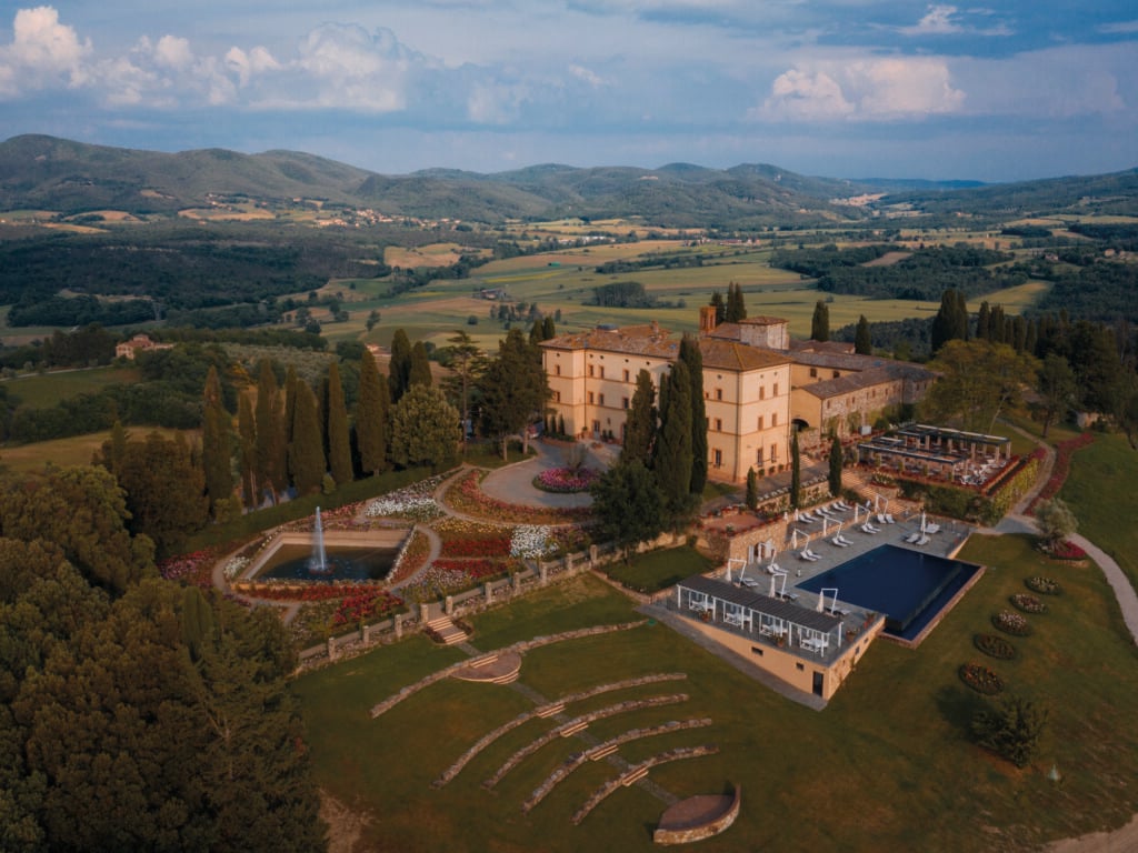 Arte negli hotel con Galleria Continua e Belmond. Nel 2024 Daniel Buren grande protagonista di Mitico 