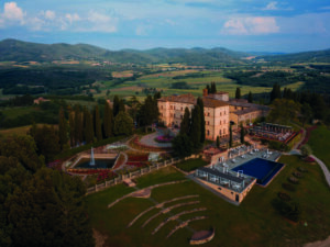 Arte negli hotel con Galleria Continua e Belmond. Nel 2024 Daniel Buren grande protagonista di Mitico 