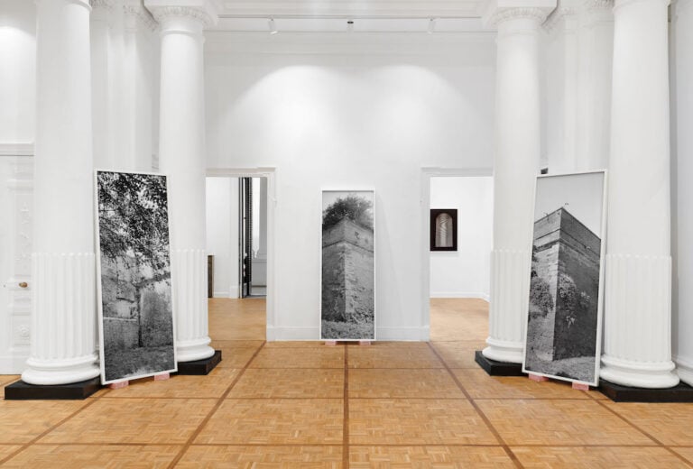 Catherine Opie, Walls, windows and blood, installation view at Thomas Dane, Napoli, 2023 © Catherine Opie. Courtesy of the artist, Thomas Dane Gallery and Regen Projects, Los Angeles. Photo M3Studio