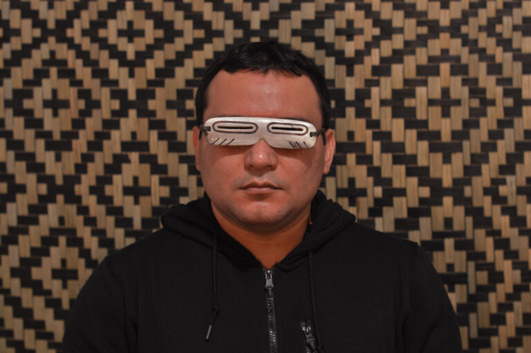 Denilson Baniwa foto divulgacao Il Brasile esporrà alla Biennale Arte 2024 il suo volto indigeno con Glicéria Tupinambá