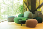 Front, sedute imbottite Pebble Rubble, Moroso. I divani e i pouf ricordano grossi sassi levigati dagli elementi atmosferici