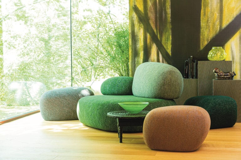 Front, sedute imbottite Pebble Rubble, Moroso. I divani e i pouf ricordano grossi sassi levigati dagli elementi atmosferici