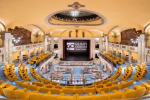 A Firenze aperta Giunti Odeon. Una delle librerie più belle del mondo