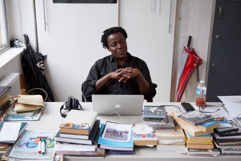 John Akomfrah nel proprio studio di Londra 2016. Photo © Jack Hems Arriva la Biennale di Venezia del 2024. Lista dei Padiglioni che hanno già svelato gli artisti 