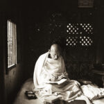 Khanu Gandhi, Mahatma Gandhi nella zona colpita dai disordini di Noakhali /Mahatma Gandhi in the riot affected area of Noakhali, Novembre/November 1946 Courtesy The Estate of Kanu Gandhi & PHOTOINK