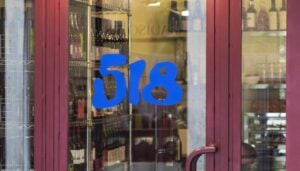 L’Edicola 518 di Perugia dopo il chiosco di riviste e la libreria apre anche una vineria