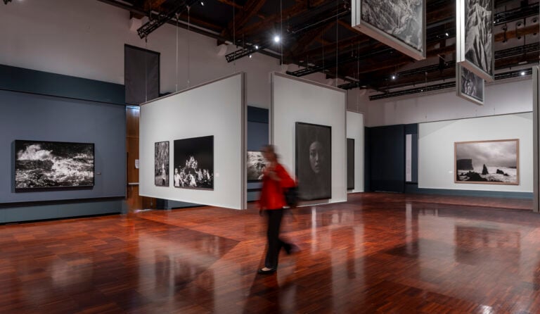 Le foto dell’allestimento della mostra Orizzonte degli eventi di Paolo Pellegrin a Le Stanze della Fotografia sono state scattate da Matteo De Fina