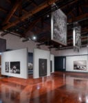 Le foto dell’allestimento della mostra Orizzonte degli eventi di Paolo Pellegrin a Le Stanze della Fotografia sono state scattate da Matteo De Fina