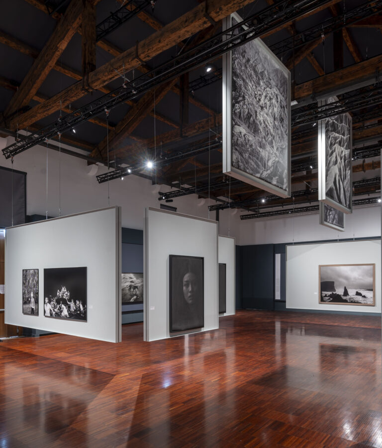 Le foto dell’allestimento della mostra Orizzonte degli eventi di Paolo Pellegrin a Le Stanze della Fotografia sono state scattate da Matteo De Fina