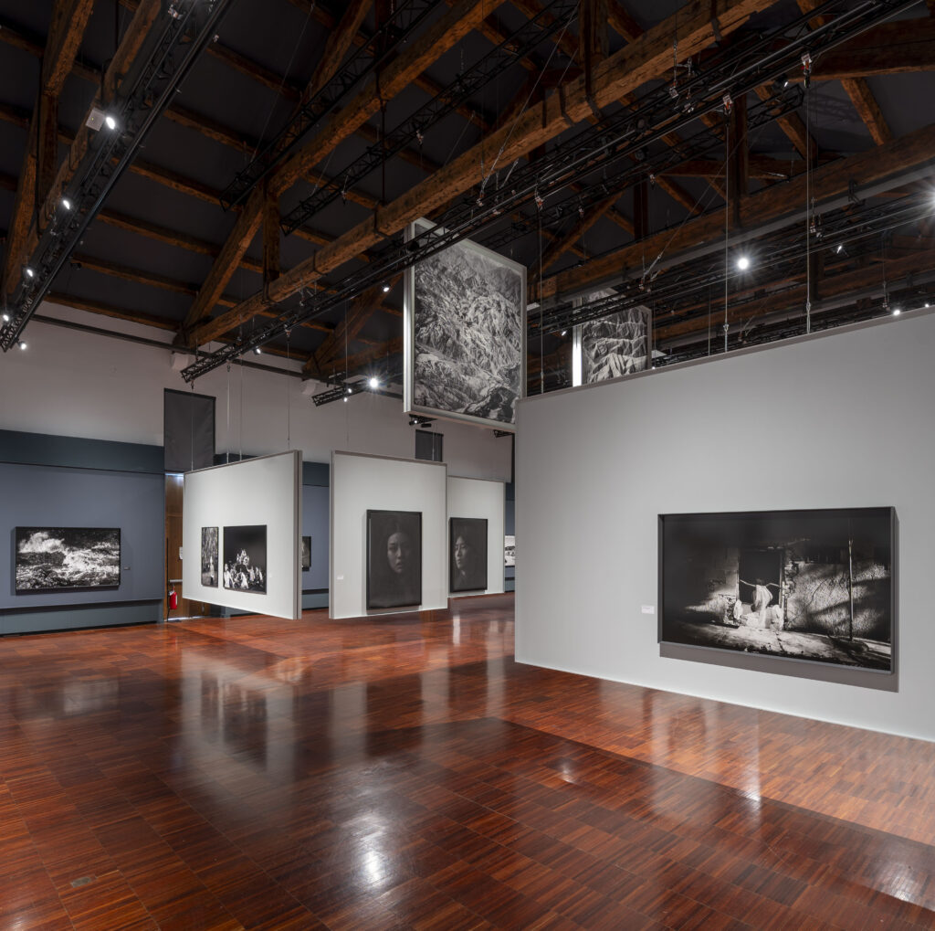 Le foto dell’allestimento della mostra Orizzonte degli eventi di Paolo Pellegrin a Le Stanze della Fotografia sono state scattate da Matteo De Fina