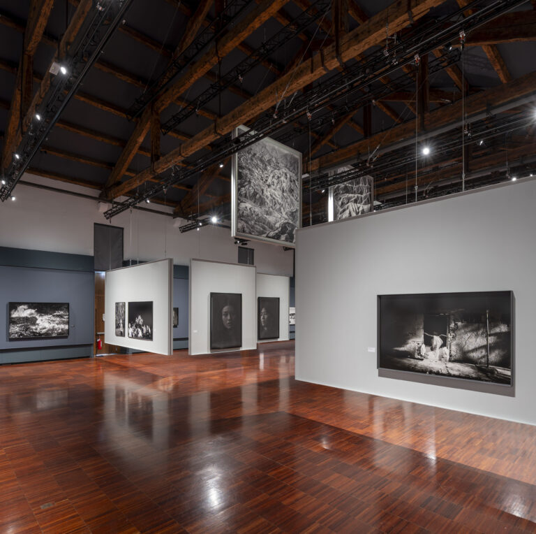 Le foto dell’allestimento della mostra Orizzonte degli eventi di Paolo Pellegrin a Le Stanze della Fotografia sono state scattate da Matteo De Fina