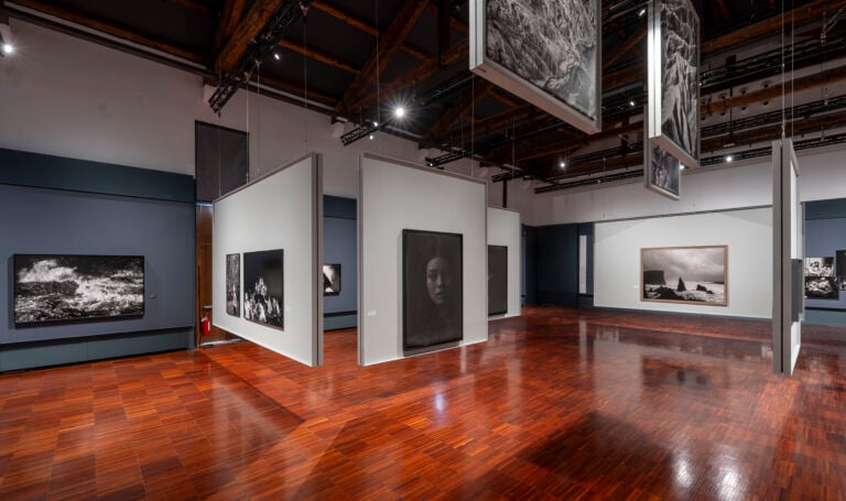 Le foto dell’allestimento della mostra Orizzonte degli eventi di Paolo Pellegrin a Le Stanze della Fotografia sono state scattate da Matteo De Fina