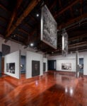 Le foto dell’allestimento della mostra Orizzonte degli eventi di Paolo Pellegrin a Le Stanze della Fotografia sono state scattate da Matteo De Fina