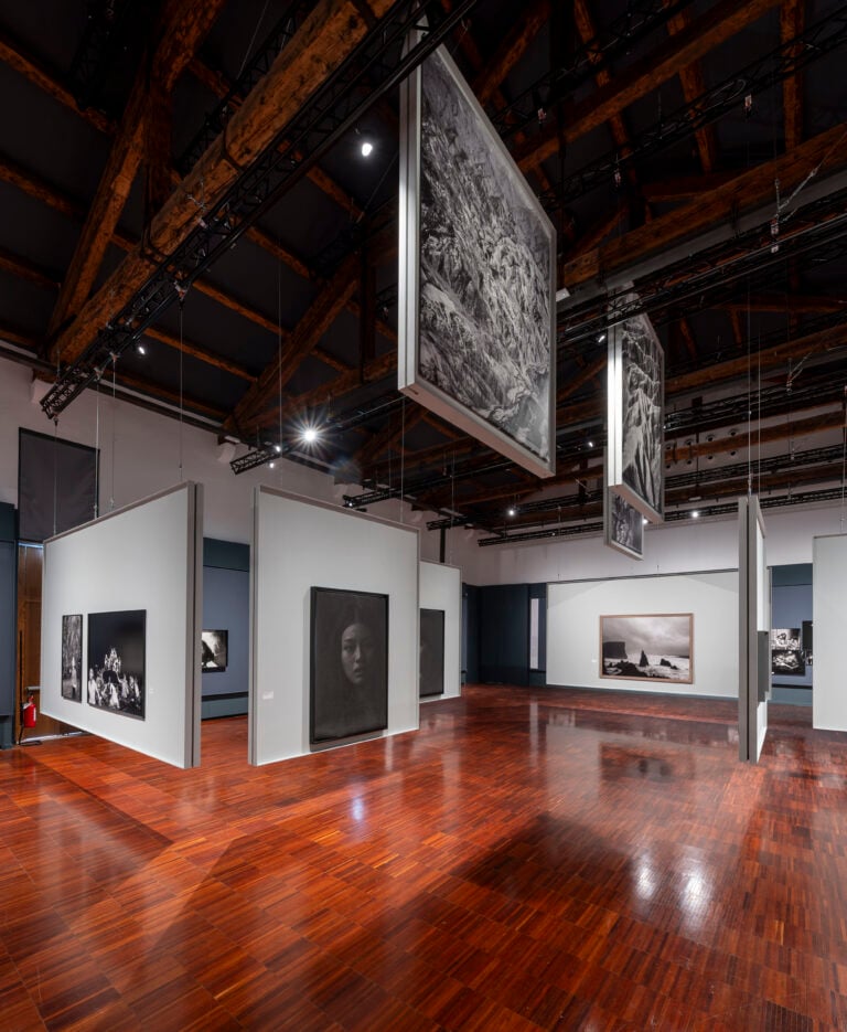 Le foto dell’allestimento della mostra Orizzonte degli eventi di Paolo Pellegrin a Le Stanze della Fotografia sono state scattate da Matteo De Fina