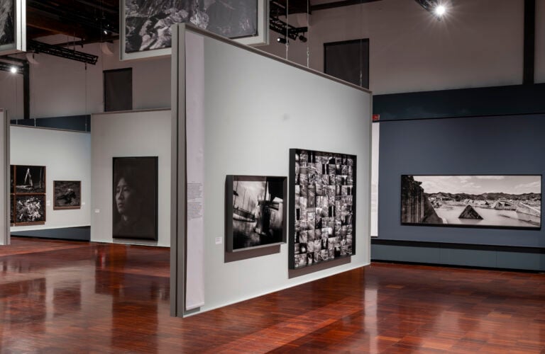 Le foto dell’allestimento della mostra Orizzonte degli eventi di Paolo Pellegrin a Le Stanze della Fotografia sono state scattate da Matteo De Fina