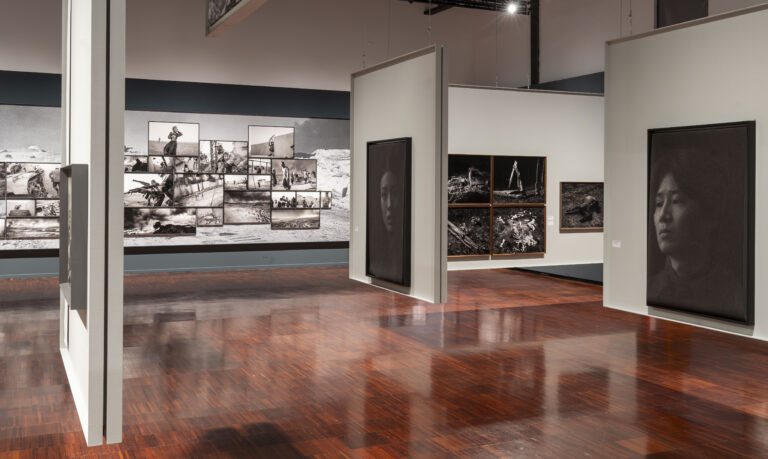 Le foto dell’allestimento della mostra Orizzonte degli eventi di Paolo Pellegrin a Le Stanze della Fotografia sono state scattate da Matteo De Fina