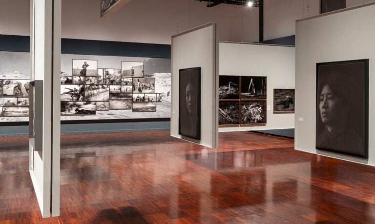 Le foto dell’allestimento della mostra Orizzonte degli eventi di Paolo Pellegrin a Le Stanze della Fotografia sono state scattate da Matteo De Fina