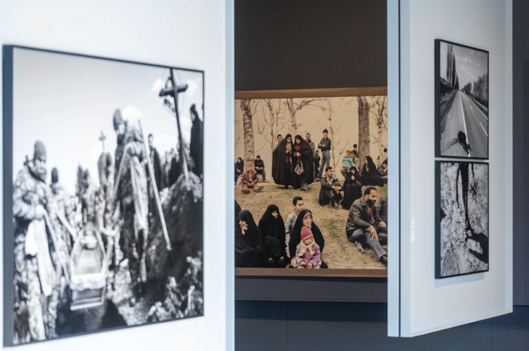 Le foto dell’allestimento della mostra Orizzonte degli eventi di Paolo Pellegrin a Le Stanze della Fotografia sono state scattate da Matteo De Fina