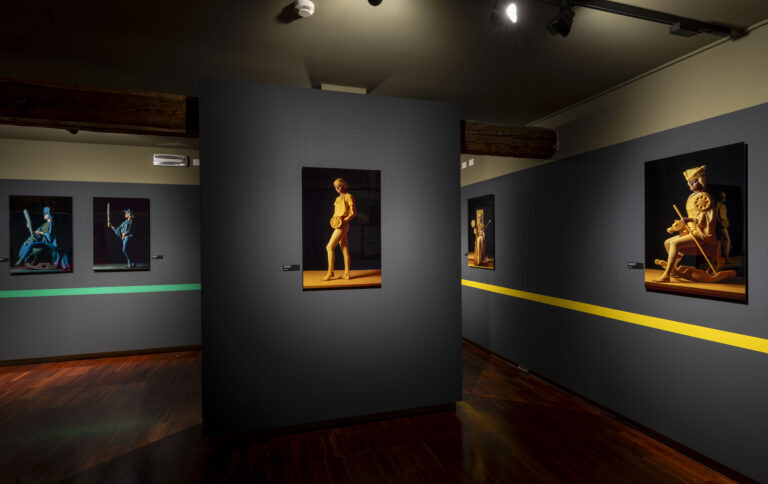 Le foto dell’allestimento della mostra Orizzonte degli eventi di Paolo Pellegrin a Le Stanze della Fotografia sono state scattate da Matteo De Fina