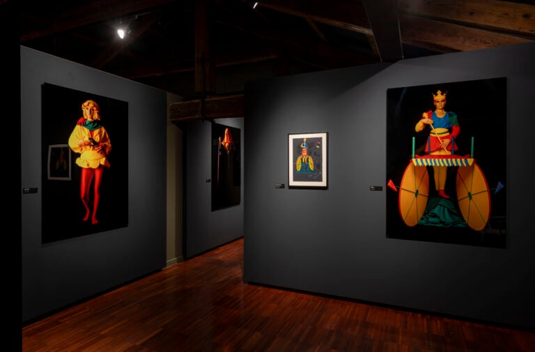 Le foto dell’allestimento della mostra Orizzonte degli eventi di Paolo Pellegrin a Le Stanze della Fotografia sono state scattate da Matteo De Fina