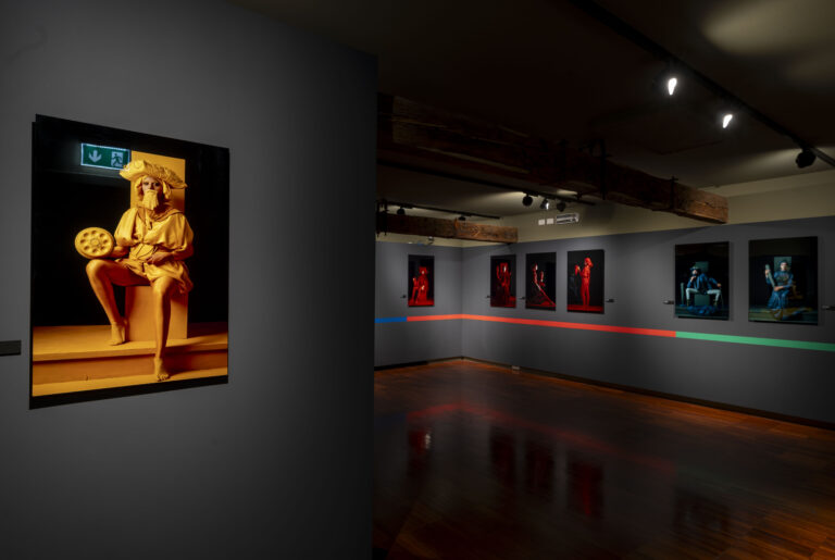 Le foto dell’allestimento della mostra Orizzonte degli eventi di Paolo Pellegrin a Le Stanze della Fotografia sono state scattate da Matteo De Fina