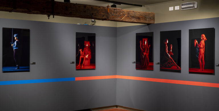Le foto dell’allestimento della mostra Orizzonte degli eventi di Paolo Pellegrin a Le Stanze della Fotografia sono state scattate da Matteo De Fina