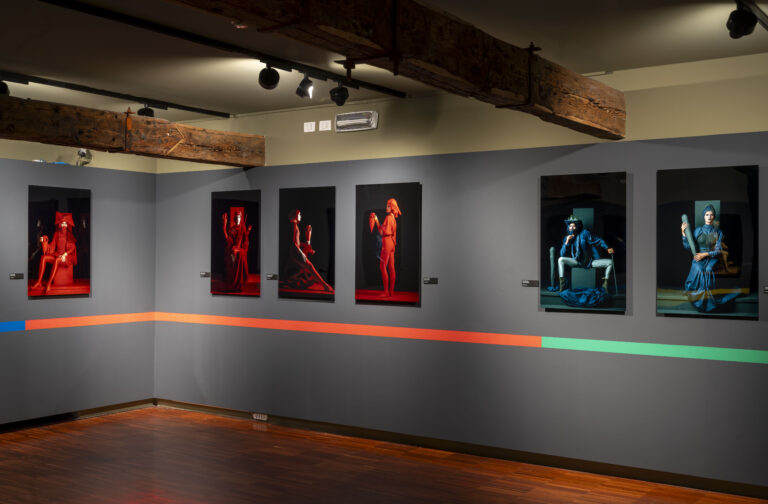 Le foto dell’allestimento della mostra Orizzonte degli eventi di Paolo Pellegrin a Le Stanze della Fotografia sono state scattate da Matteo De Fina