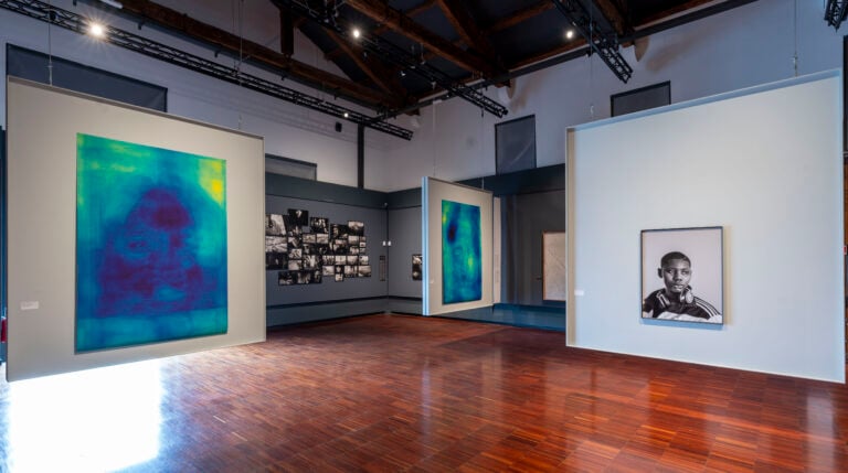 Le foto dell’allestimento della mostra Orizzonte degli eventi di Paolo Pellegrin a Le Stanze della Fotografia sono state scattate da Matteo De Fina
