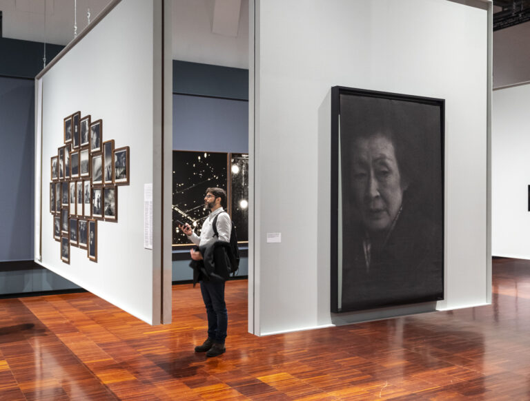 Le foto dell’allestimento della mostra Orizzonte degli eventi di Paolo Pellegrin a Le Stanze della Fotografia sono state scattate da Matteo De Fina