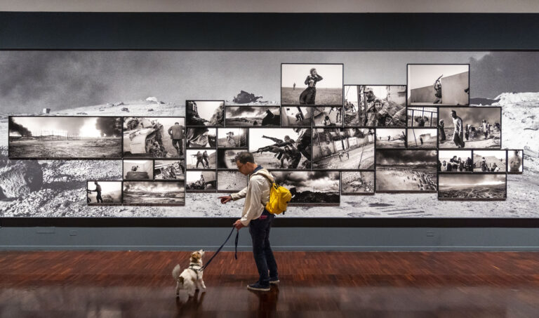 Le foto dell’allestimento della mostra Orizzonte degli eventi di Paolo Pellegrin a Le Stanze della Fotografia sono state scattate da Matteo De Fina