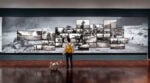 Le foto dell’allestimento della mostra Orizzonte degli eventi di Paolo Pellegrin a Le Stanze della Fotografia sono state scattate da Matteo De Fina