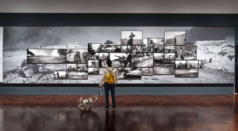 Le foto dell’allestimento della mostra Orizzonte degli eventi di Paolo Pellegrin a Le Stanze della Fotografia sono state scattate da Matteo De Fina