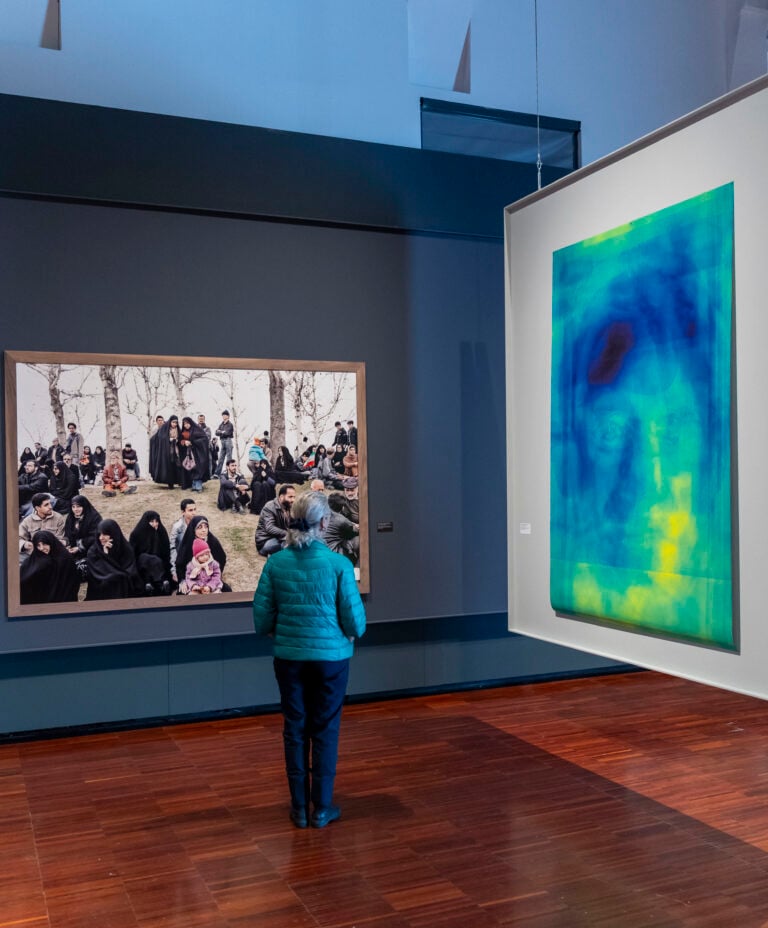Le foto dell’allestimento della mostra Orizzonte degli eventi di Paolo Pellegrin a Le Stanze della Fotografia sono state scattate da Matteo De Fina