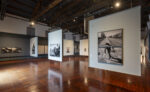 Le foto dell’allestimento della mostra Orizzonte degli eventi di Paolo Pellegrin a Le Stanze della Fotografia sono state scattate da Matteo De Fina