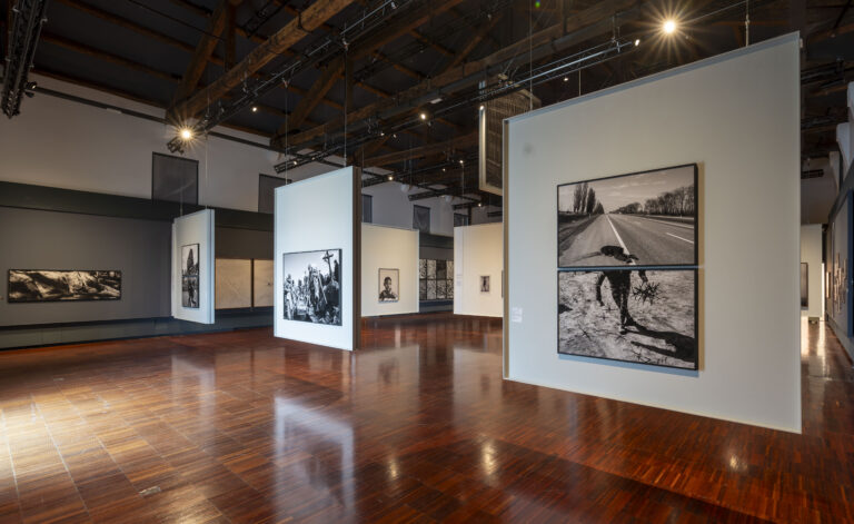 Le foto dell’allestimento della mostra Orizzonte degli eventi di Paolo Pellegrin a Le Stanze della Fotografia sono state scattate da Matteo De Fina