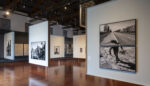Le foto dell’allestimento della mostra Orizzonte degli eventi di Paolo Pellegrin a Le Stanze della Fotografia sono state scattate da Matteo De Fina