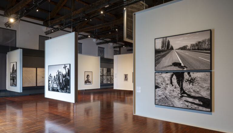 Le foto dell’allestimento della mostra Orizzonte degli eventi di Paolo Pellegrin a Le Stanze della Fotografia sono state scattate da Matteo De Fina